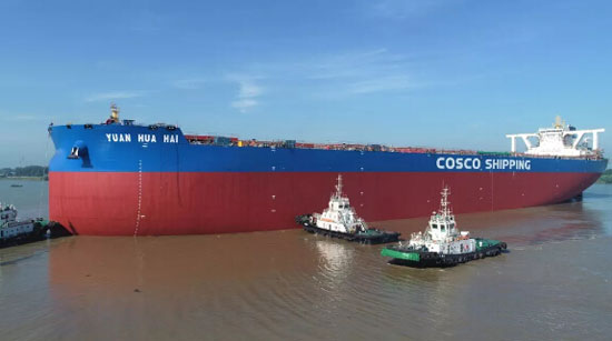 扬州中远海运重工同日实现两船出坞