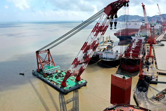 舟山中远海运重工历时两天完成“新加坡”轮脱硫塔分段模块吊运定位