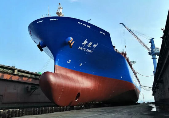 大连中远海运重工大型集装箱轮“新福州”完工开航