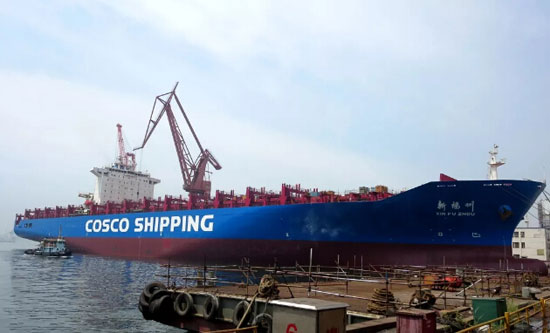 大连中远海运重工大型集装箱轮“新福州”完工开航