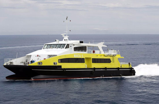 江龙船艇为菲律宾客户交付32米铝玻复合双体高速客船