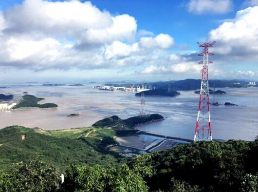 超大型船舶成功通过舟山灌门航道