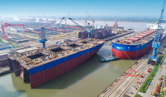 扬州中远海运重工第五艘40万吨矿砂船顺利下水