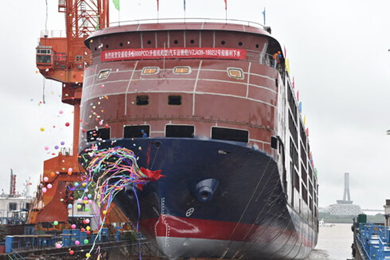 镇江船厂建造的新800PCC汽车滚装船1#船签字交付2#船顺利下水
