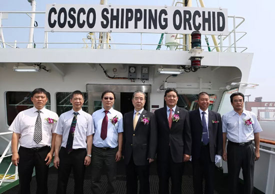 扬州中远海运重工13500TEU集装箱船H3031轮顺利命名交付
