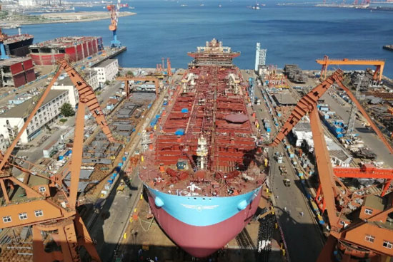 大船集团为马士基建造的11.5万吨成品油船首制船成功下水