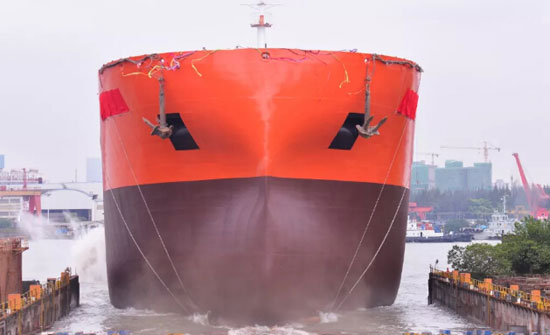 沪东中华造船49000吨化学品4号船按期下水
