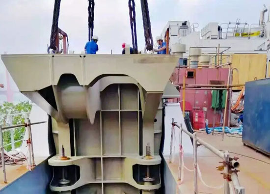 武船造功率最强铲斗式挖泥船，钢桩定位系统进入船台安装阶段