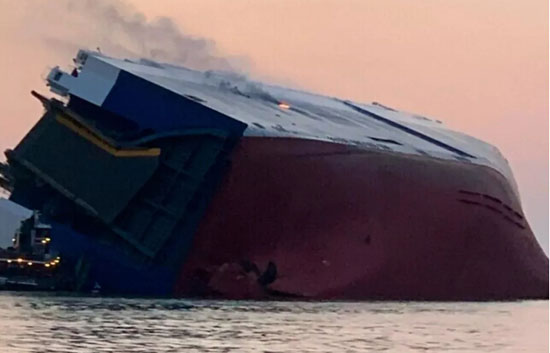 一大型滚装船突发侧倾，倾覆。4名海员失踪