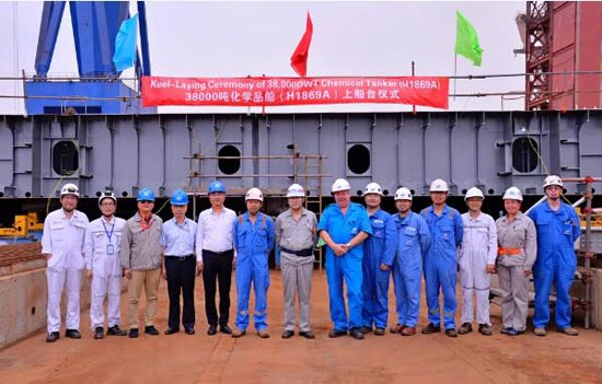 沪东中华造船新型38000吨双相不锈钢化学品2号船上船台