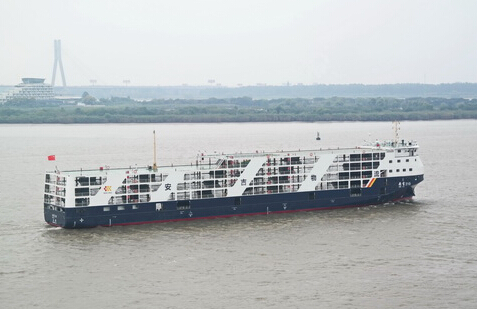 长江流域第一艘新型800车滚装船在镇江船厂启航