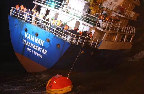 蒙古籍船舶在浙江舟山海域进水倾斜 15人全部获救