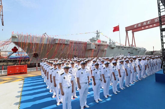 中国海军第一艘两栖攻击舰下水！