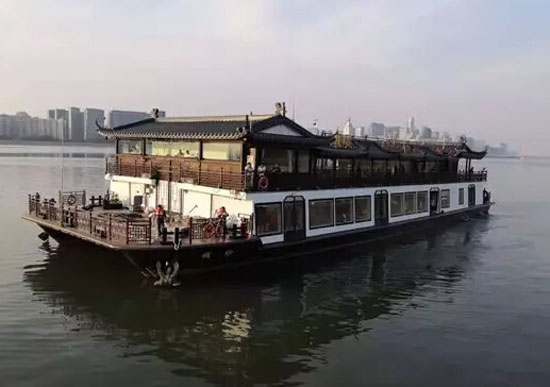 钱塘江流域最大电动双体仿古游船——“钱印”号顺利交付