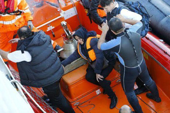 希腊爱琴海发生难民船翻船事故 12人获救7人死亡