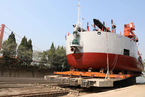 长江航道局2000方挖泥船“长狮15”顺利下水