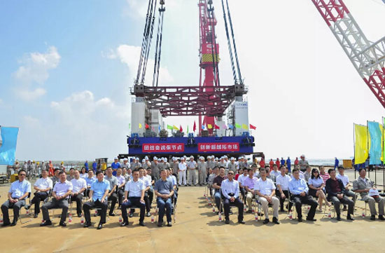 沪东中华造船首个海上多功能施工平台顺利下水