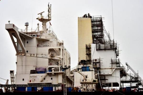 2019年6月5日，浙江舟山一船舶修造厂内，一艘外籍船舶正在安装脱硫装置。