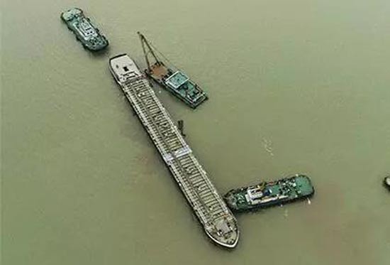 象屿海装一艘110米不锈钢驳船顺利下水