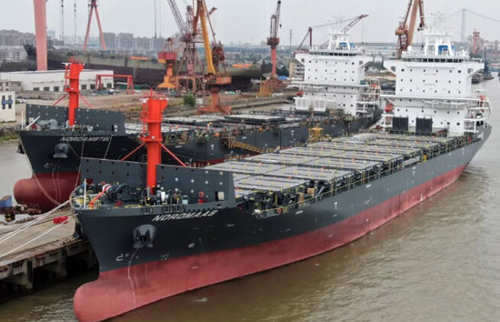 扬子江船业集团顺利命名交付1800TEU集装箱船