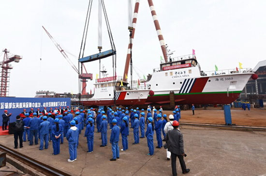 镇江船厂2艘海事测量船顺利吊装下水