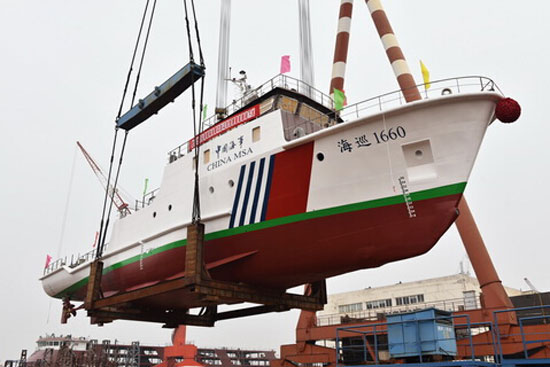 镇江船厂2艘海事测量船顺利吊装下水