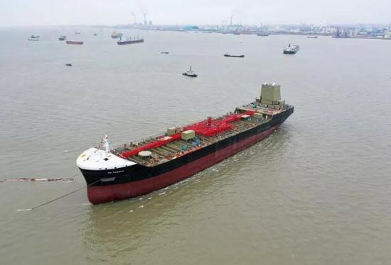 韩通船舶一艘38000吨油化船成功下水