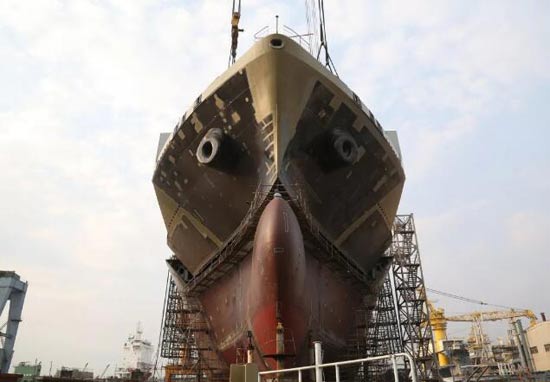 广东中远海运重工1750TEU集装箱系列8号船主船体成型
