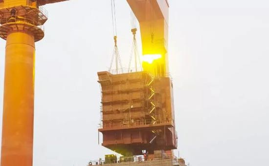 700TEU多用途集装箱船218吨上建总组吊装成功