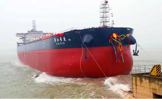 芜船造64000吨巨轮劈波入长江！