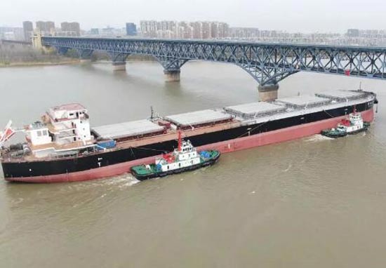 芜湖造船64000吨“聚和普度”号顺利通过南京长江大桥