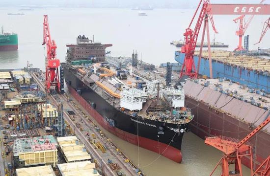 沪东中华首制大型LNG-FSRU船如期出坞