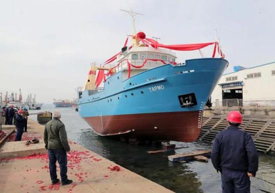 辽渔集团为俄设计建造拖网渔船成功下水