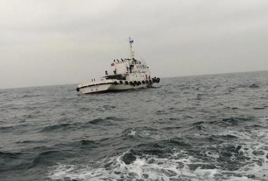 茂名渔船相撞一船沉没，初查系因速度过快，直升机搜救4名落水者