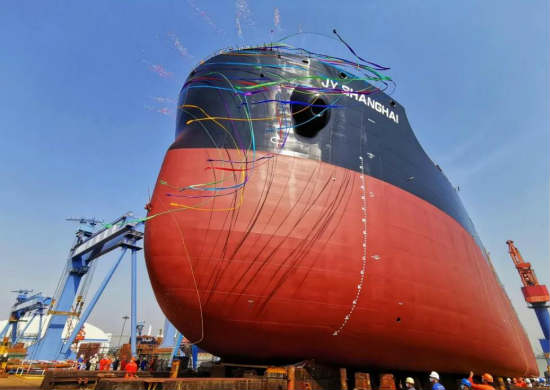 中船澄西为交银租赁建造的22号8.2万吨散货船在本部船台顺利下水