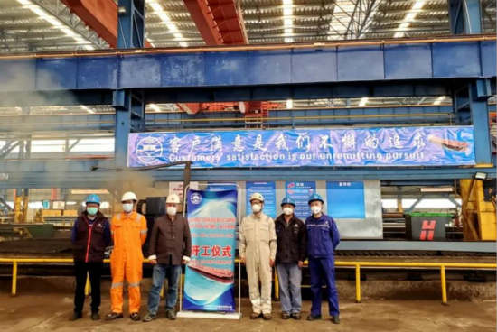 扬子三井建造的一艘31200DWT散货船在加工车间举行了开工仪式