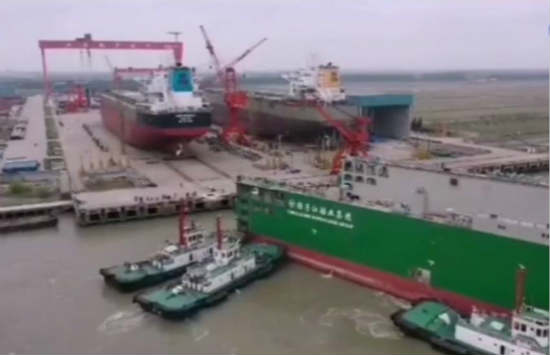 扬子三井一艘82000DWT散货船完成滚装下水。