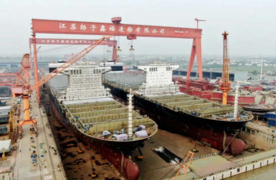 扬子鑫福船坞内首制两艘，也是扬子江船业集团史上建造的最大箱位的12690TEU集装箱船