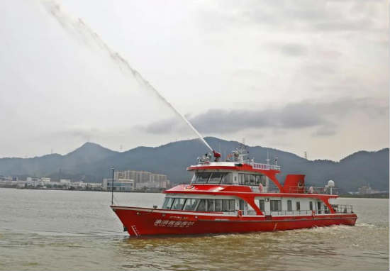 重庆消防总队40m级多功能消防指挥船成功试航