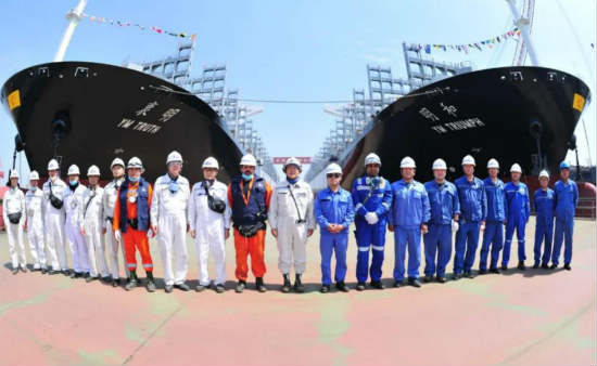 扬子江船业首制批次12690TEU集装箱船顺利出坞