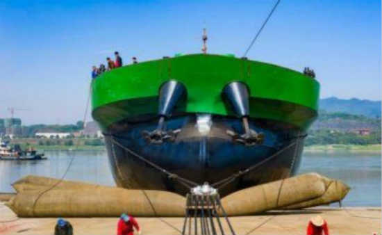 四川泸州6千吨级船舶下江启航 川造最大货船