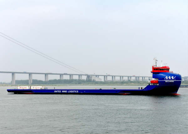 镇江船厂交付万吨级全电力推进甲板运输船首制船