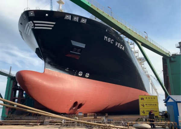 大连中远海运重工超大型集装箱脱硫项目“维佳”轮提前出坞