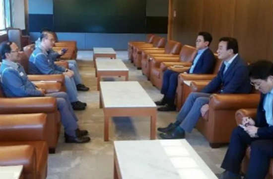 巨济选区国会议员徐日俊(右二)与三星重工代表理事南俊宇社长等进行恳谈
