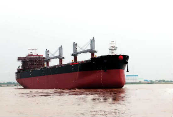象屿海装一艘63500DWT散货船顺利下水