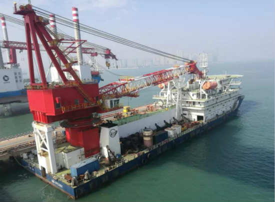港华船业建造300t起重铺管船“蓝海300”顺利完工