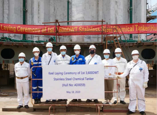 扬州金陵船厂3600吨不锈钢化学品船首制船顺利进坞