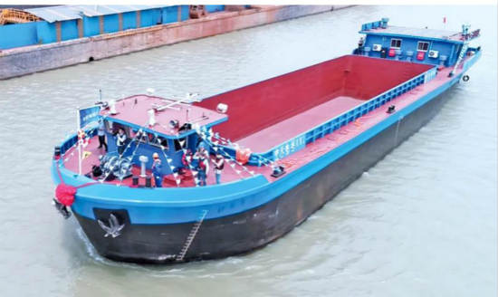 我国长江流域首艘千吨级纯电动货船“中天电运001”号