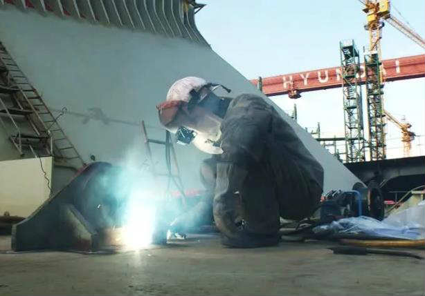 现代重工在建LNG船焊接工人死亡