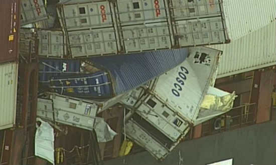 满载中国货物的集装箱船遭遇恶劣天气，40多个集装箱坠海